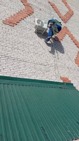 Альпинист устанавливает блок кондиционера в Потанино рядом с Копейском