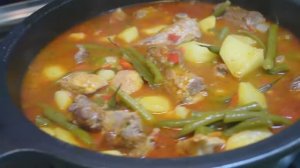 Тушеная картошка с ребрышками и зеленой фасолью.