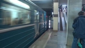 Номерной прибывает на станцию Новые Черемушки.