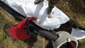 укладка больших дренажных труб, установка жб колодцев