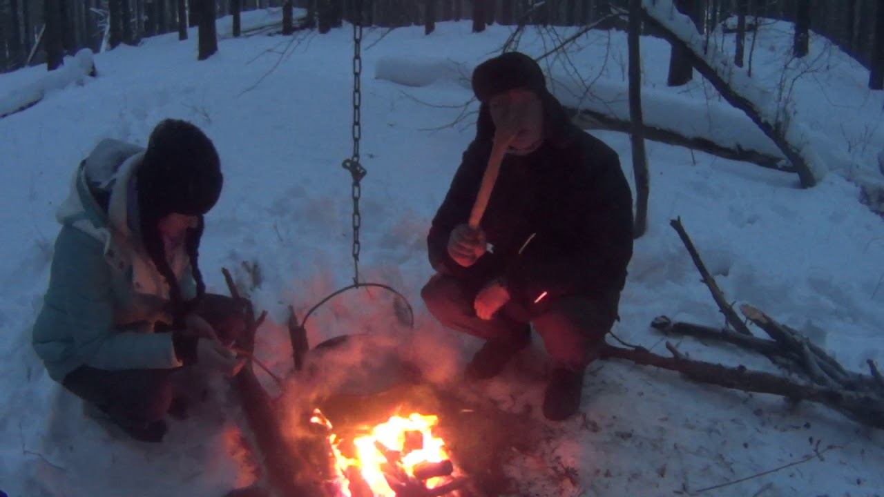 Миша готовит мясное рагу на открытом огне смотреть онлайн