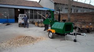 Измельчитель веток прицепной—щепорез дизельный| DH-40 / DH-50 (DWC40 / (DWC50) в работе