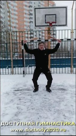 Упражнения с атлетическими булавами весом 600 гр. зимой на игровой площадке (5)