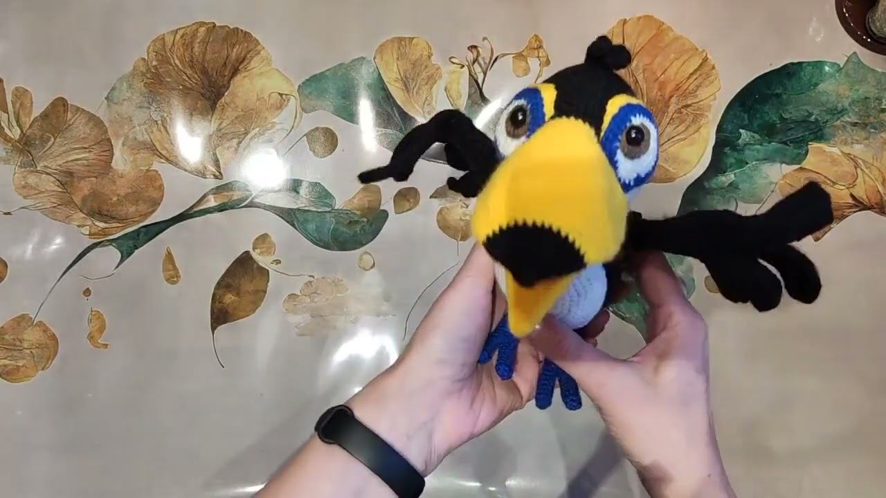 Птица тукан крючком