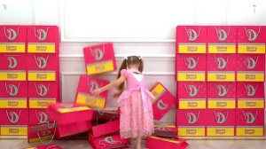 Диана и Рома - Диана ищет Игрушки в загадочном доме