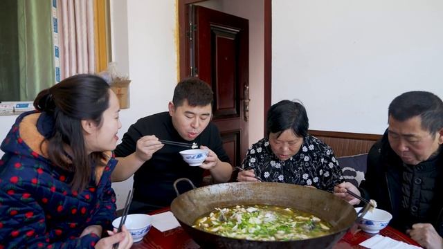 【超小厨】7斤大草鱼，加豆腐煮锅“酸菜鱼”，汤泡饭海参鱼翅也不换！