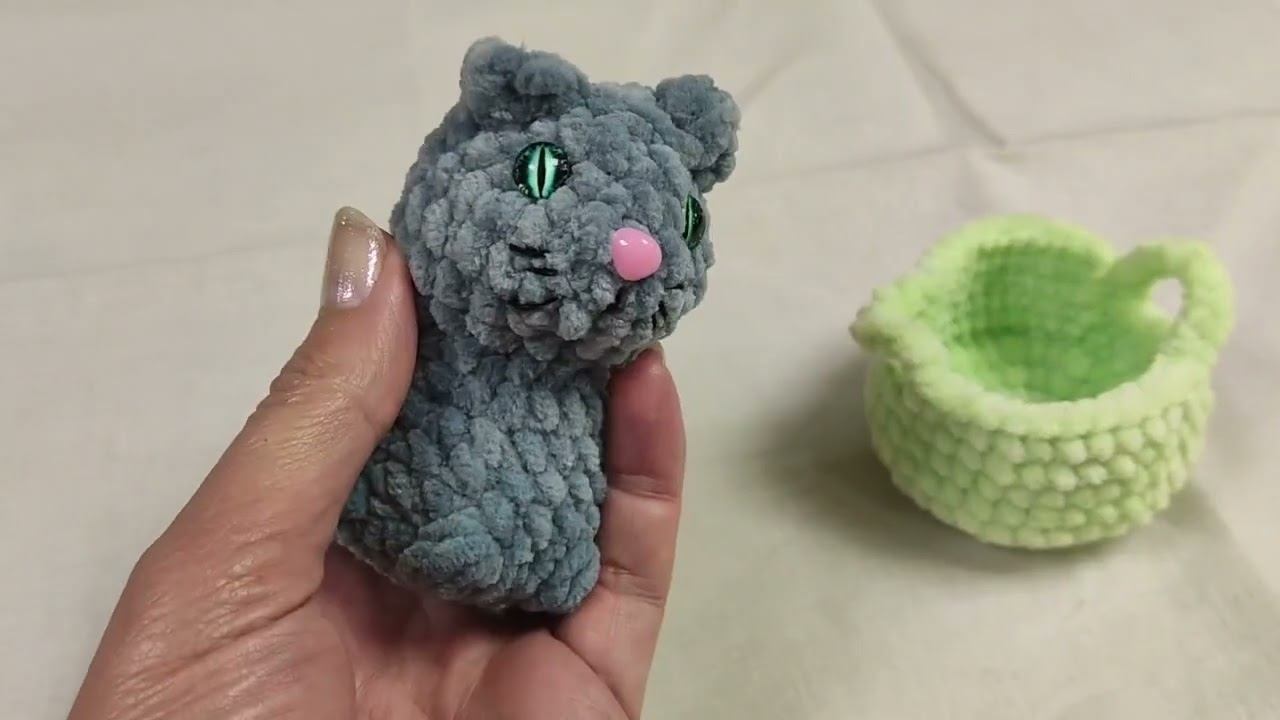 Котенок в корзинке крючком