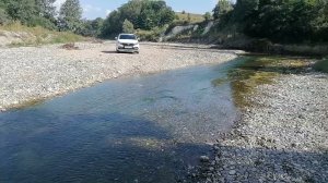 Горная речка Альма, вода тёплая чистая