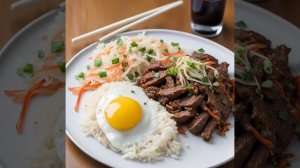 Корейская говядина бульгоги с жареным рисом кимчи и азиатским салатом