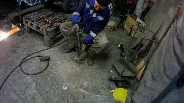 Ремонт передней стойки на примере Mitsubishi Pajero mini