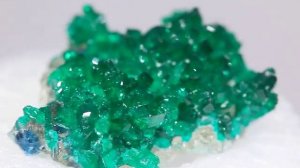 Quartz（ with shattukite matrix）on　Dioptase