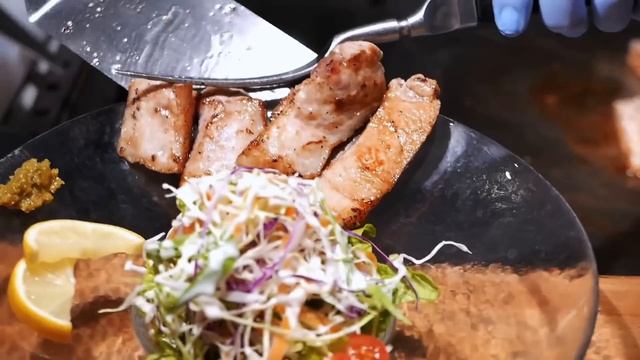 Японская еда - Гигантские Тигровые Креветки и Свинина Куробута Окинава морепродукты Япония смотреть онлайн