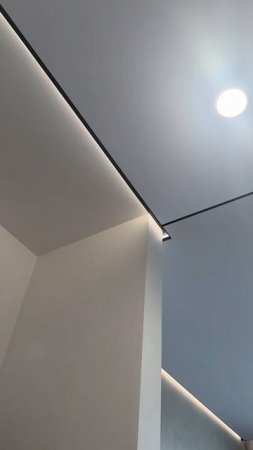 Тканевый натяжной потолок в сочетании с ПВХ-полотном.