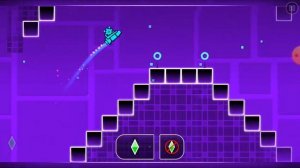 Прохожу второй уровень с кристаллами в игре Geometry Dash.