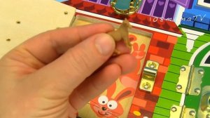 ПОЧЕМУ ОНИ КО МНЕ ПРИКЛЕИЛИСЬ? Кукла Открывает Замочки Ищет Маленьких Зверей 108mamaTV