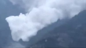 Мощный сход лавины в долине Непала