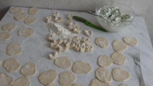 Вареники с творогом и зеленым луком.