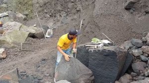 Строительство, шахтёры собирают песок