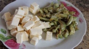 Пицца мясная с помидорами черри и грибами
