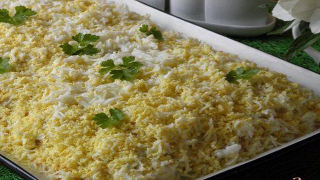 Слоенный салат с индейкой и жареным луком