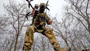 Российские военные FPV-дроном уничтожили пикап ВСУ в Сумской области