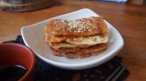 Традиционная корейская кухня: Кимчи чон (김치전), кимчи пучимгэ (김치부침개) или оладьи из кимчи.