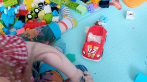 собираем лего конструктор, играем в машинки