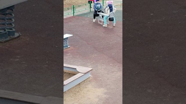 мы качаемся на качелях.