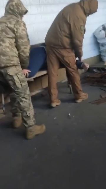 людоеды Зеленского из ТЦК пакуют эпилептика, проходящим мимо украинцам всё равно