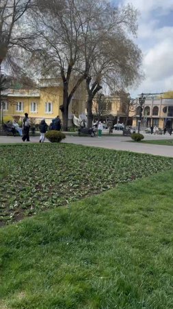 Люди гуляют, тюльпаны растут на Курортном бульваре Кисловодска. 11 апреля 2025