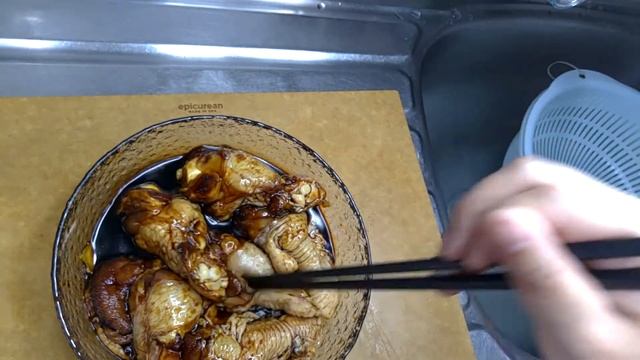 以後雞小腿別炒著吃了，雞翅根切記別直接焯水，教你懶人正確做法，不再油炸，不燉也不烤，雞肉鮮香嫩滑不腥不柴，雞鎚出鍋瞬間被搶光，俾紅燒肉還香