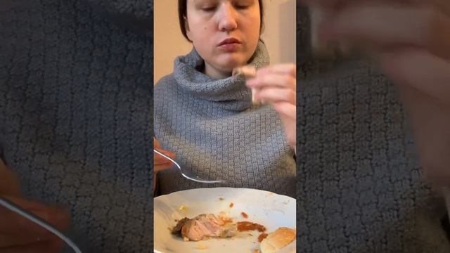 Мукбанг: яичница, запеканка из капусты и моркови + кусок курицы запеченный