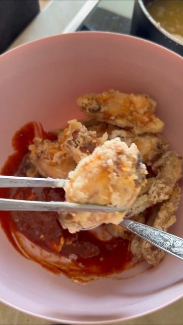 Крылышки Баффало, жареные в кукурузном крахмале, и в томатно пряном соусе. Весь рецепт в моих видео смотреть онлайн