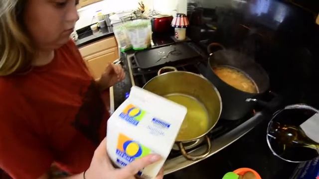 COOKING WITH SELENA | VEGAN MAC N' CHEESE смотреть онлайн