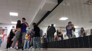 танец-это ритмичные движения под музыку,дают яркие эмоции.