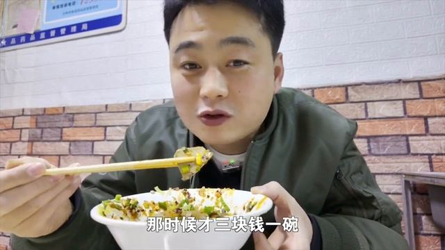 兰州小巷子里吃羊杂碎，啃羊肉吃羊脑羊眼睛