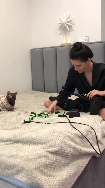 Фен нечаянно сам упал 🤬🍑 смотреть онлайн