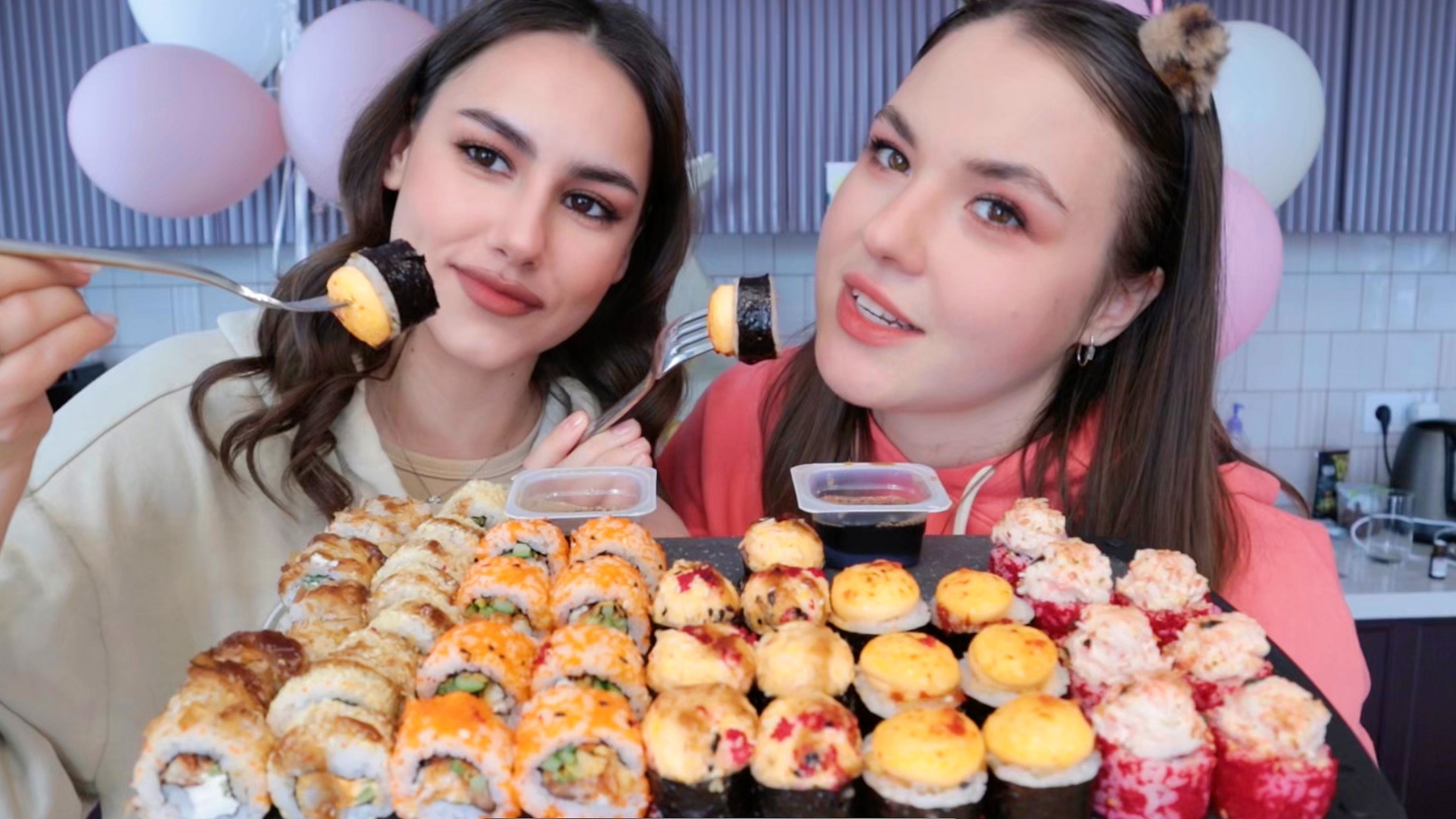 Едим роллы с сестрой, включай, если на душе осень МУКБАНГ sushi mukbang сет