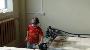 Сына делает кормушку