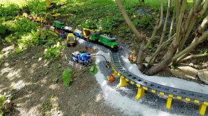 LEGO строительство железной дороги на склоне холма для детей