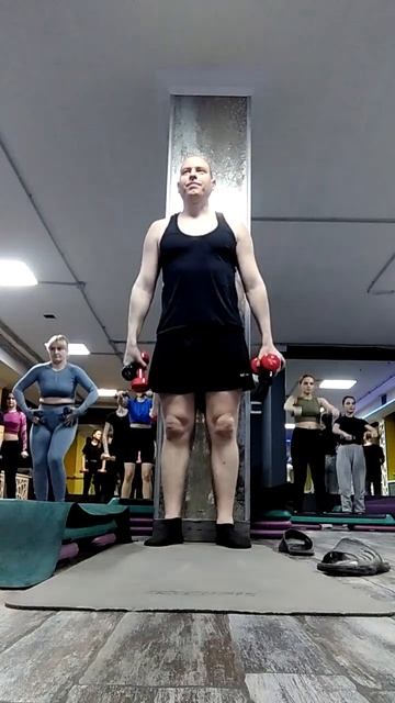 Подъем гантелей перед собой. Гантели. Дельтовидные мышцы. Передний пучок дельтовидной мышцы плеча.