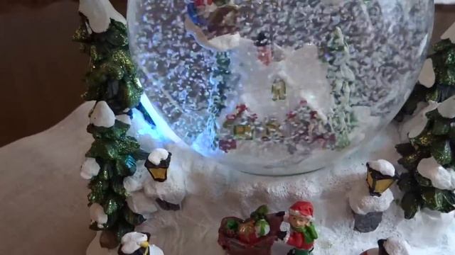 Музыкальный снежный шар с подсветкой, метелью и летающим сантой.
