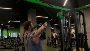 Отведение рук с канатом на заднюю дельту