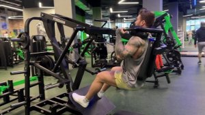 Присед в Гакк тренажере