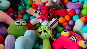 играем в мягкие буквы алфавита лор и спрунки в детском сухом бассейне, alphabet lore