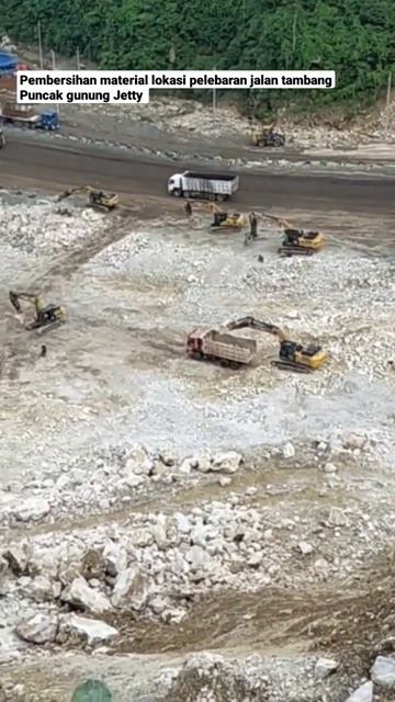 pembersihan material lokasi pelebaran jalan tambang di puncak gunung Jetty PT.GNI