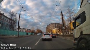 Фура запуталась в проводах на Июльских Дней