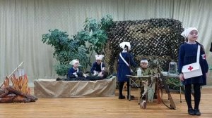 девчонки поют для солдат