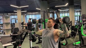 Жим гантелями сидя