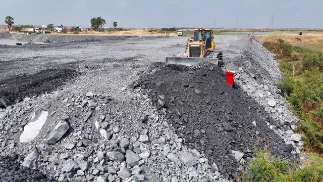 Строительство, засыпка большой площади щебёнкой
